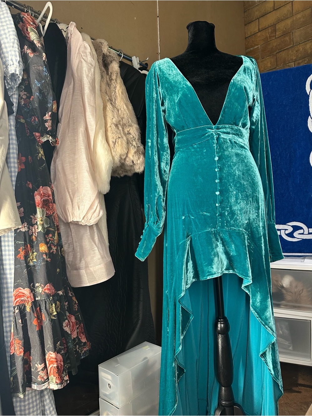 For love and lemon. Teal Velvet High-Low V-Neck Dress size s
